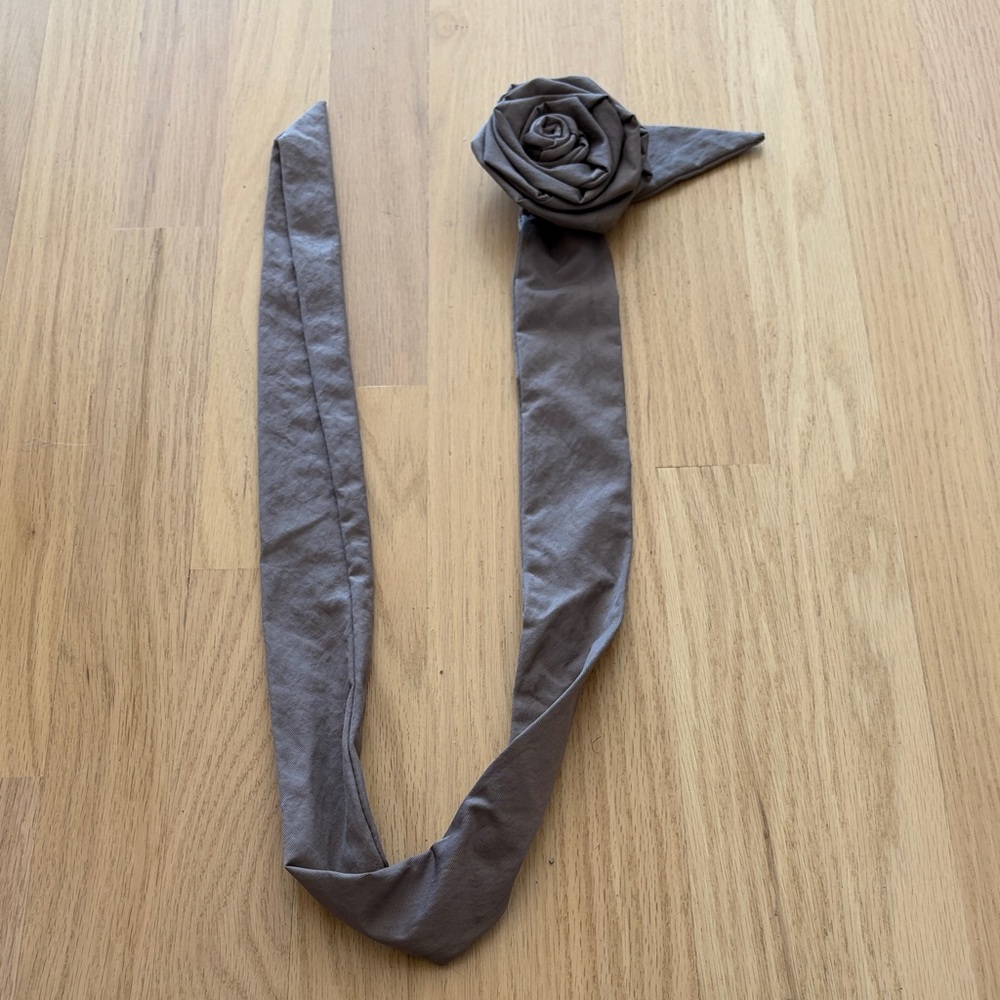 Stylish Gray Rose Belt